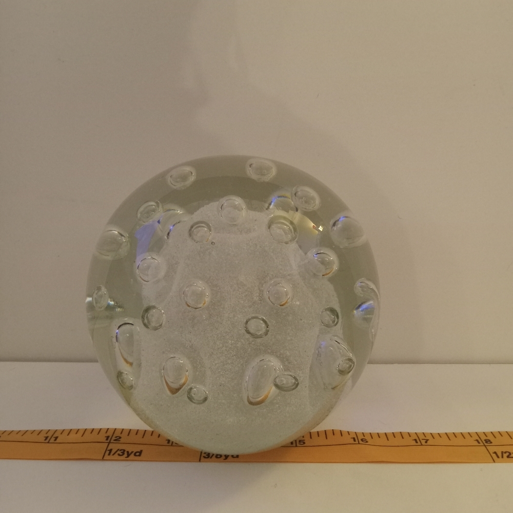Controlled bubble paperweight